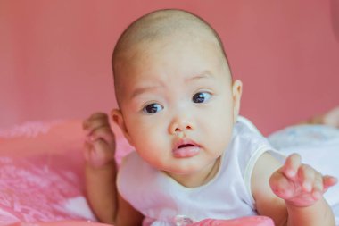 Yeni doğmuş bebek kameraya bakıyor.