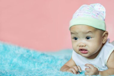 Yeni doğan bebeğe yakın çekim