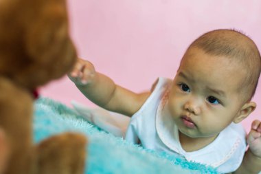 Yeni doğan bebeğe yakın çekim