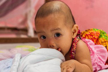 Yeni doğan bebeğe yakın çekim