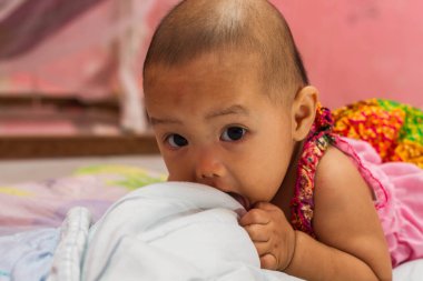 Yeni doğan bebeğe yakın çekim