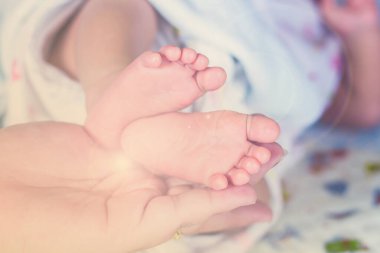 manita de bebé recién nacido que duerme cerca