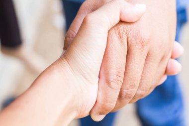 İş adamlarının imajı el sıkışıyor, iş adamı kötü ekonomiden birlikte kurtulmak için aynı işbirliği içinde olmayı kabul ediyor..