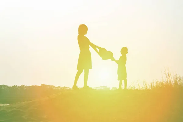 Een Silhouet Van Een Gelukkig Jong Meisje Voor Zonsondergang — Stockfoto