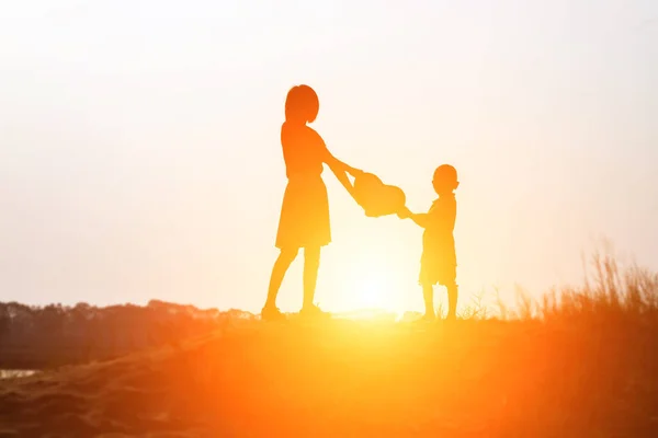 Een Silhouet Van Een Gelukkig Jong Meisje Voor Zonsondergang — Stockfoto