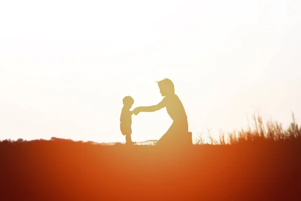 Mother Encouraged Her Son Outdoors Sunset Silhouette Concept — Stock Photo, Image