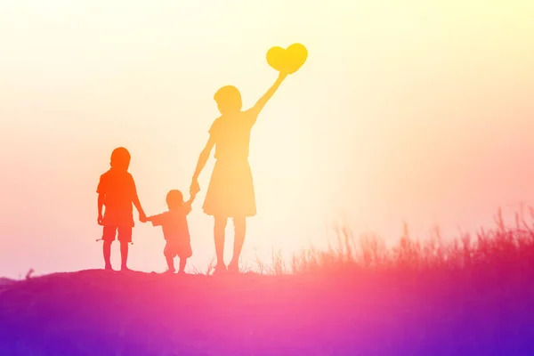 Mãe Encorajou Seu Filho Livre Pôr Sol Conceito Silhueta — Fotografia de Stock