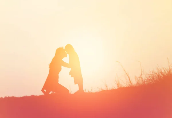 Mother Encouraged Her Son Outdoors Sunset — Stock Photo, Image