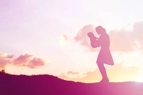 Mother Encouraged Her Son Outdoors Sunset Silhouette Concept — Stock Photo, Image