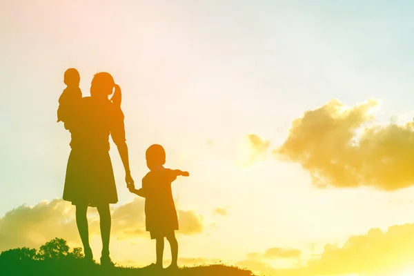 Moeder Aangemoedigd Haar Zoon Buitenshuis Zonsondergang Silhouet Concept — Stockfoto