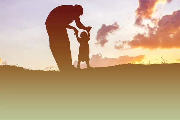 Pai Levou Bebê Aprender Andar Pôr Sol — Fotografia de Stock