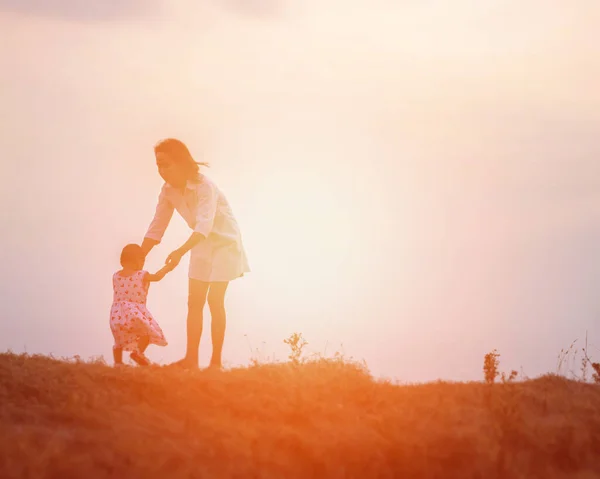 Mother Holding Baby Walking Sunset Background — Stock Photo, Image