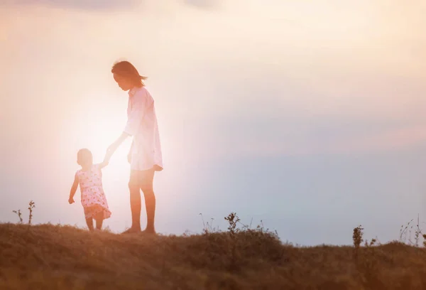 Mother Holding Baby Walking Sunset Background — Stock Photo, Image