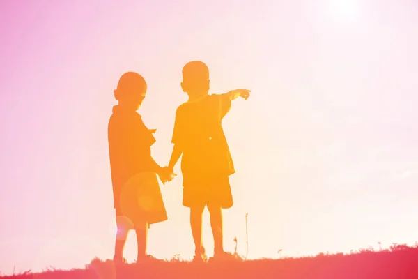 Silhouet Van Een Gelukkige Kinderen Gelukkig Tijd Zonsondergang — Stockfoto