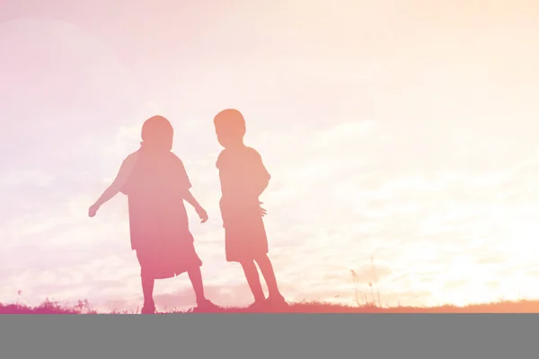 Silhouet Van Een Gelukkige Kinderen Gelukkig Tijd Zonsondergang — Stockfoto