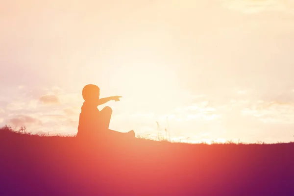 Kid Silhouet Momenten Van Vreugde Van Het Kind Natuur Zonsondergang — Stockfoto