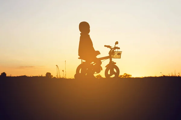 男の子のバイクのシルエット — ストック写真