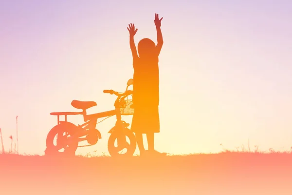 Küçük Çocuk Bisikleti Silueti — Stok fotoğraf