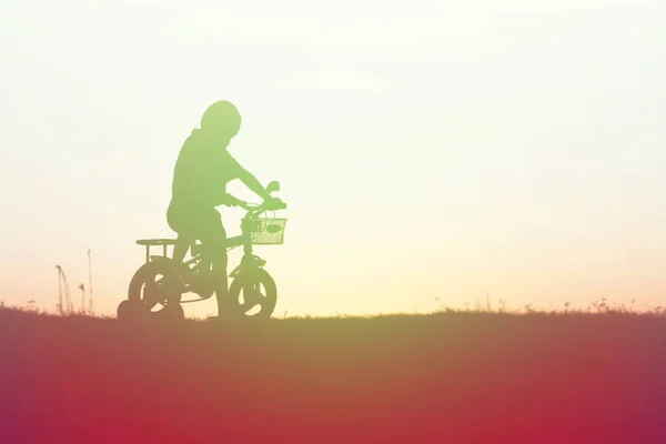 男の子のバイクのシルエット — ストック写真