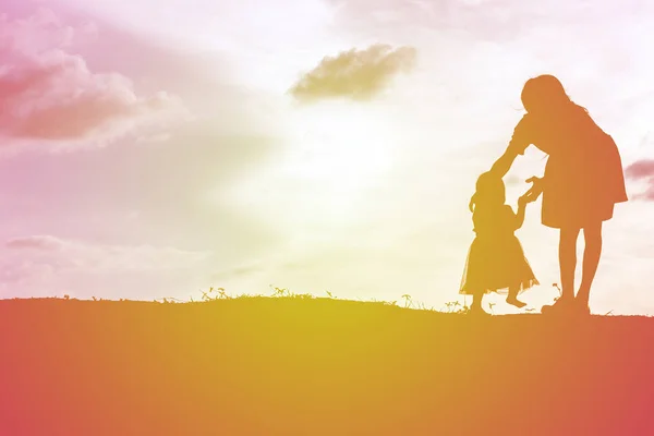 Mãe Segurando Bebê Andando Fundo Pôr Sol — Fotografia de Stock