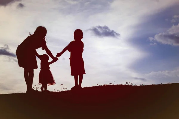 Moeder Houden Baby Wandelen Zonsondergang Achtergrond — Stockfoto