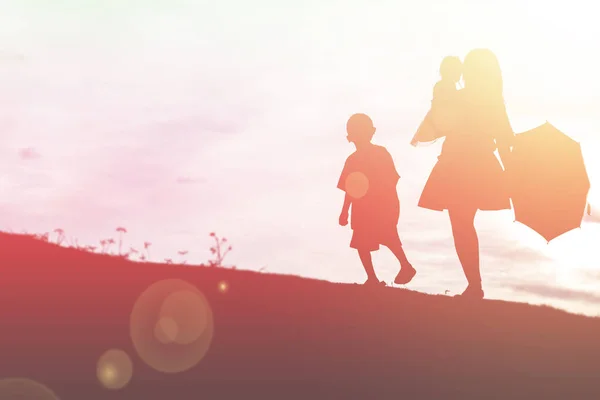 Madre Sosteniendo Bebé Caminando Sobre Fondo Del Atardecer — Foto de Stock