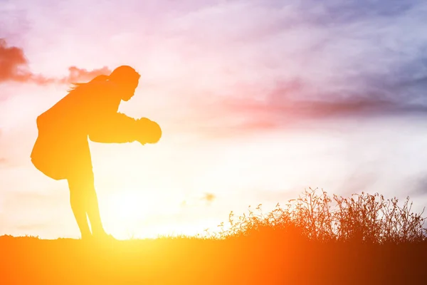 Madre Sosteniendo Bebé Caminando Sobre Fondo Del Atardecer — Foto de Stock