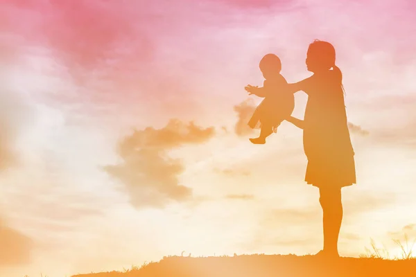 Mother Encouraged Her Daughter Out Shadows Sunset — Stock Photo, Image