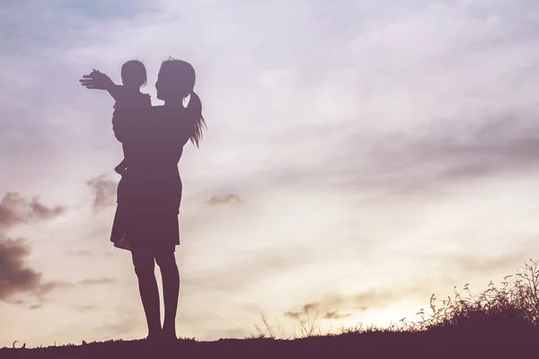 Mother Encouraged Her Daughter Out Shadows Sunset — Stock Photo, Image