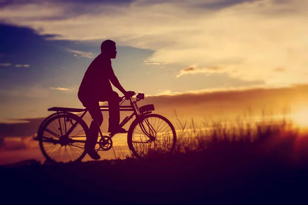 남자와 자전거의 실루엣 — 스톡 사진