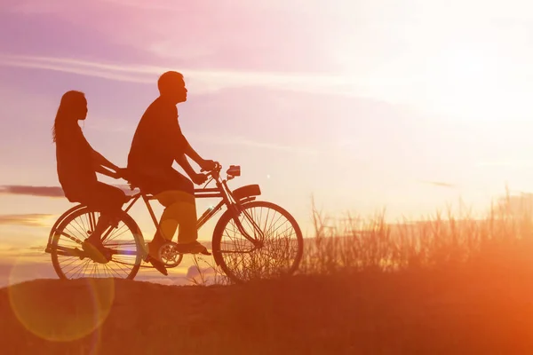 駆動バイク幸せな日没の時間のカップルのシルエット — ストック写真