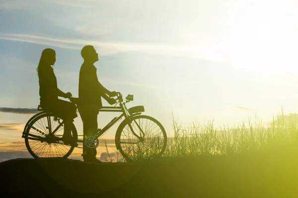 Silueta Cuplu Conducere Biciclete Fericit Timp Apus Soare — Fotografie, imagine de stoc