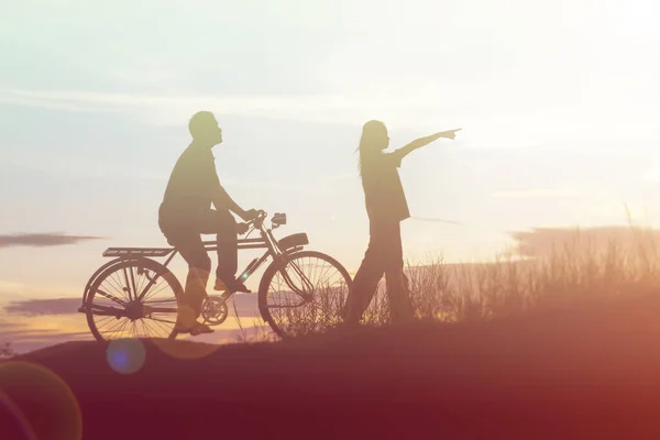 Siluet Çift Sürüş Bisiklet Mutlu Zaman Günbatımı — Stok fotoğraf