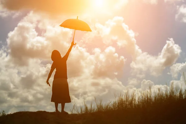 Sylwetka Kobiety Trzymającej Parasol Słoneczny Dzień — Zdjęcie stockowe