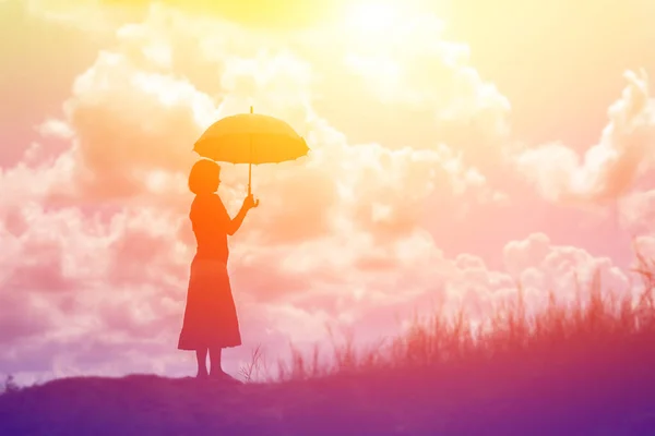 Sylwetka Kobiety Trzymającej Parasol Słoneczny Dzień — Zdjęcie stockowe