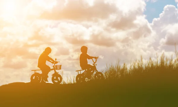 2人の男の子自転車のシルエット — ストック写真