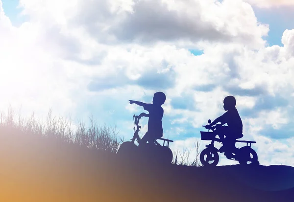 Два Маленьких Хлопчика Велосипед Силует — стокове фото