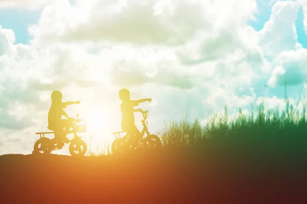 Два Маленьких Хлопчика Велосипед Силует — стокове фото