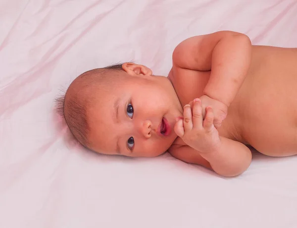 Bebé Recién Nacido Mirando Cámara — Foto de Stock