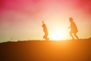 Çocuk siluet, çocuğun sevinç anlar. Doğa günbatımı