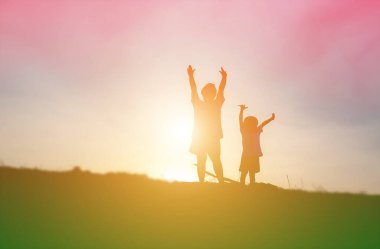 Çocuk siluet, çocuğun sevinç anlar. Doğa günbatımı