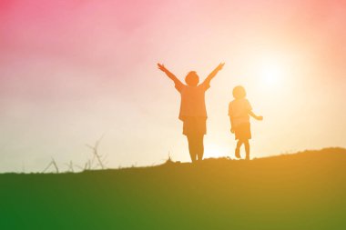 Çocuk siluet, çocuğun sevinç anlar. Doğa günbatımı