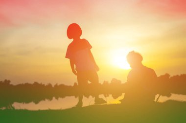 Çocuk siluet, çocuğun sevinç anlar. Doğa günbatımı