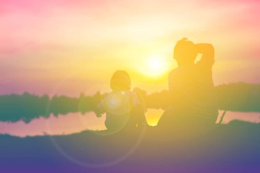 Çocuk siluet, çocuğun sevinç anlar. Doğa günbatımı