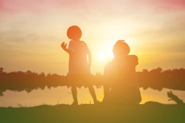 Çocuk siluet, çocuğun sevinç anlar. Doğa günbatımı