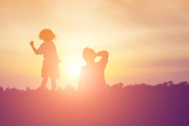 Çocuk siluet, çocuğun sevinç anlar. Doğa günbatımı