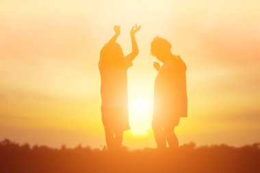 Çocuk siluet, çocuğun sevinç anlar. Doğa günbatımı