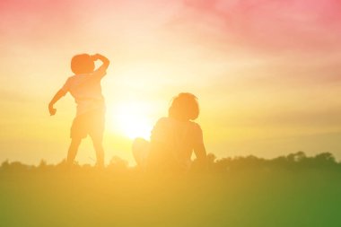 Çocuk siluet, çocuğun sevinç anlar. Doğa günbatımı