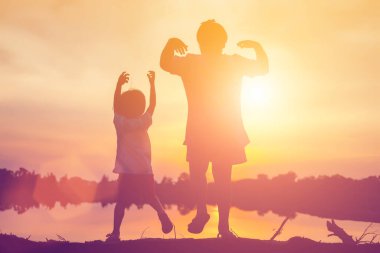 Çocuk siluet, çocuğun sevinç anlar. Doğa günbatımı