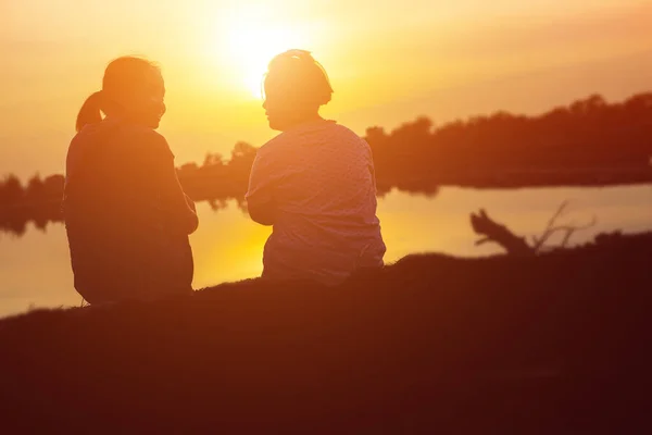 Mother Encouraged Her Son Outdoors Sunset Silhouette Concept — Stock Photo, Image